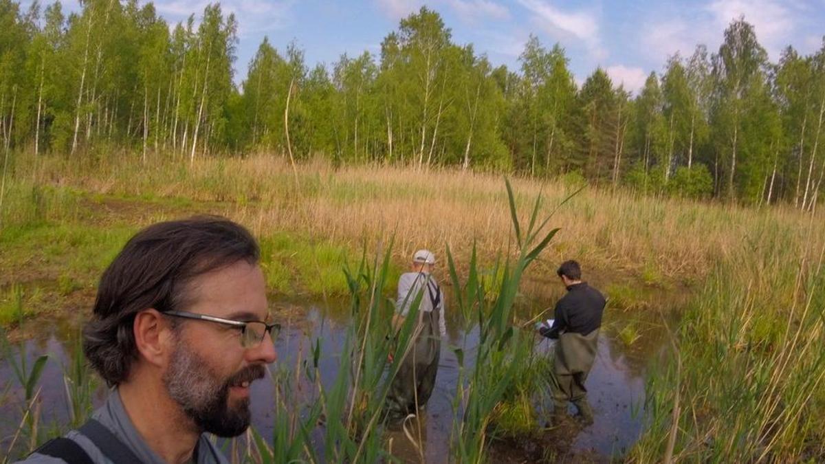 Germán Orizaola en primer término, durante un trabajo de campo en los humedales de Chernóbil.