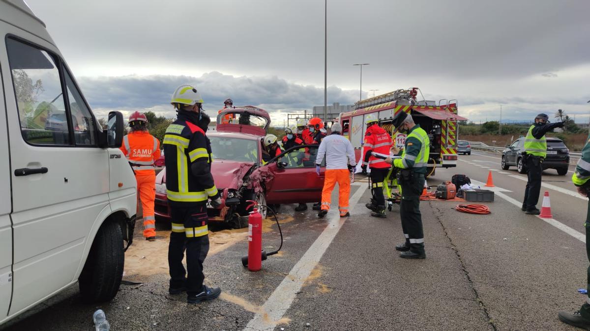 Excarcelan a los ocupantes de un coche accidentado en València