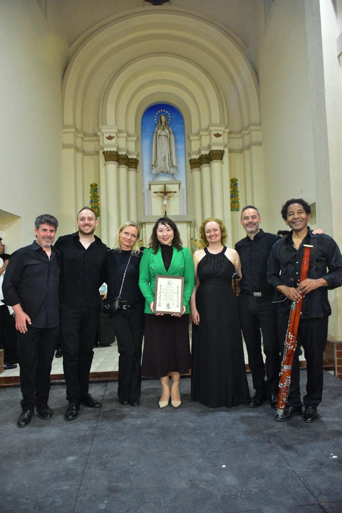 Los músicos de la Orquesta de Extremadura y su gerente posan con el galardón de la Fundación Carlos III.