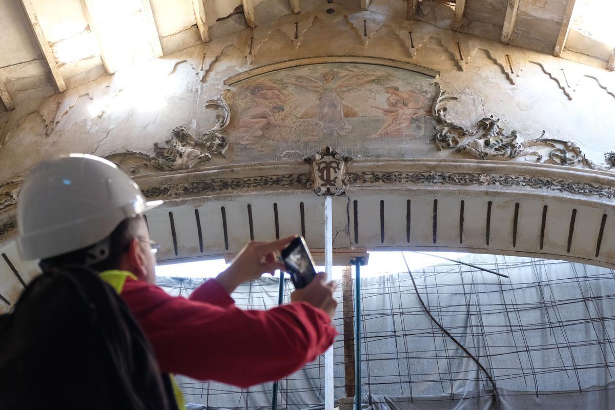 Además de pinturas de los lugares emblemáticos, también se conservan en sus paredes retratos de personajes ilustres como Jacinto Benavente, Ruperrto Chapí o Miguel de Cervantes
