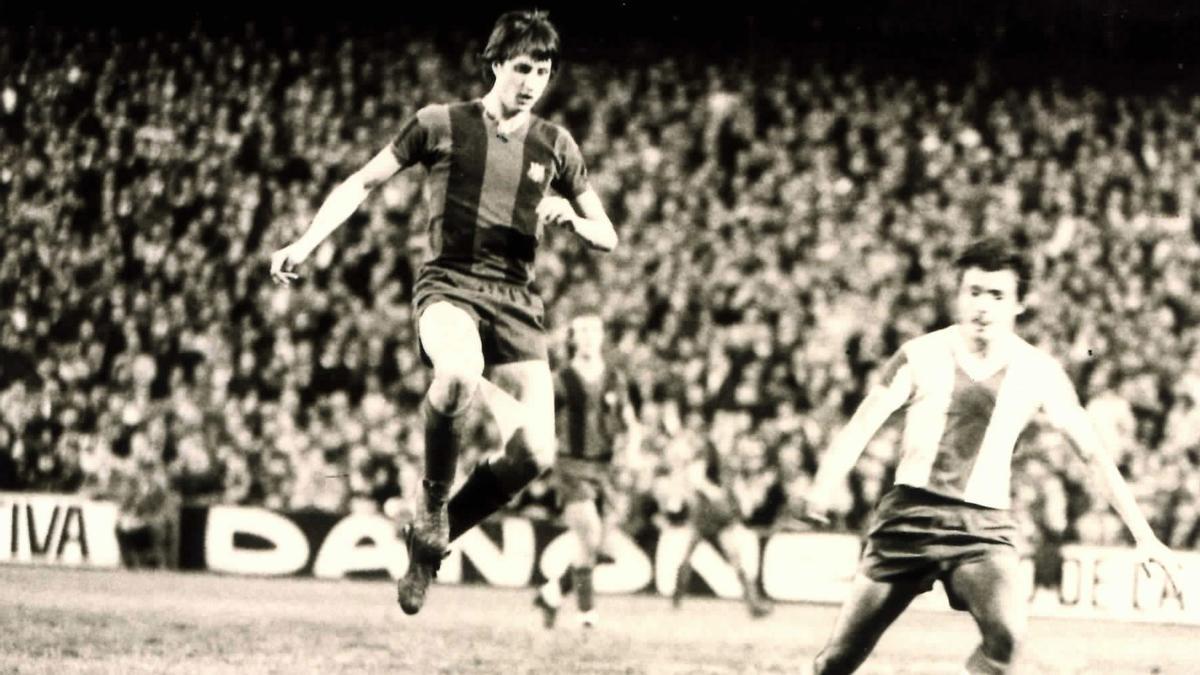 Johan Cruyff, con la camiseta del Barça (la auténtica), en el Camp Nou