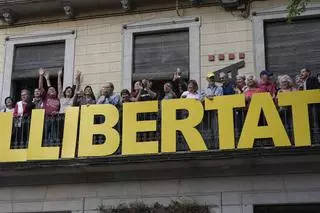 L'ADAC canvia de seu i fa moure les lletres de la paraula Llibertat pel Barri Vell de Girona
