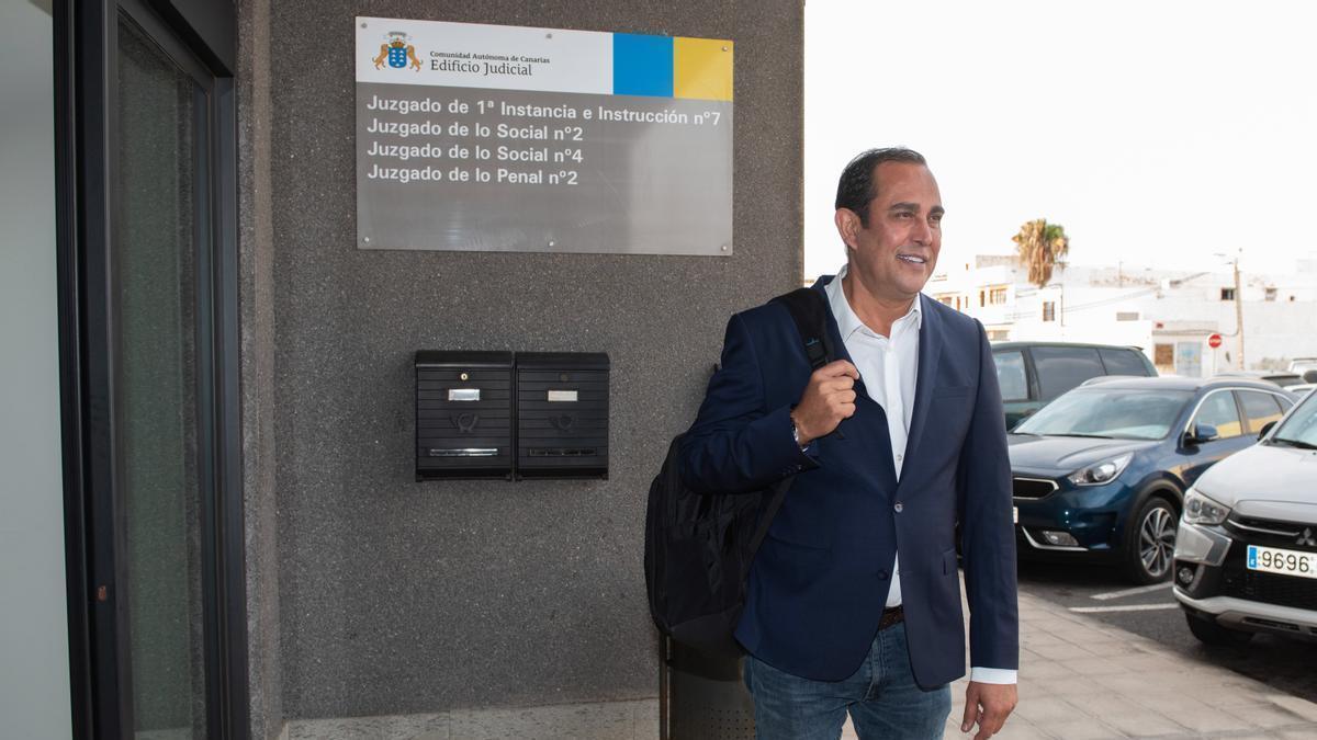 El viceconsejero de Economía e Internacionalización, Blas Acosta, a su llegada este martes a los juzgados de Puerto del Rosario.