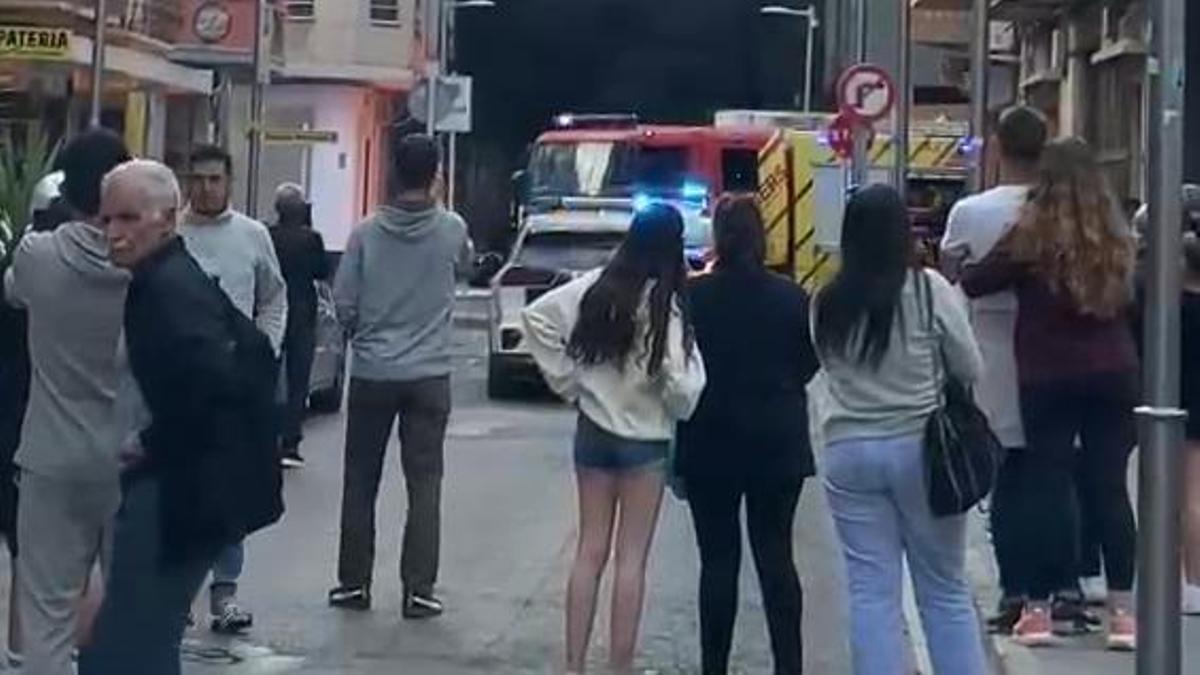 Un vehículo arde en el centro de Benicarló