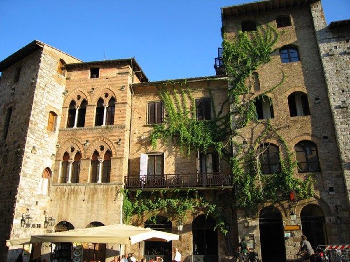 Detalle de uno de los edificio de la  Plaza de la Cisterna de San Gimignano.