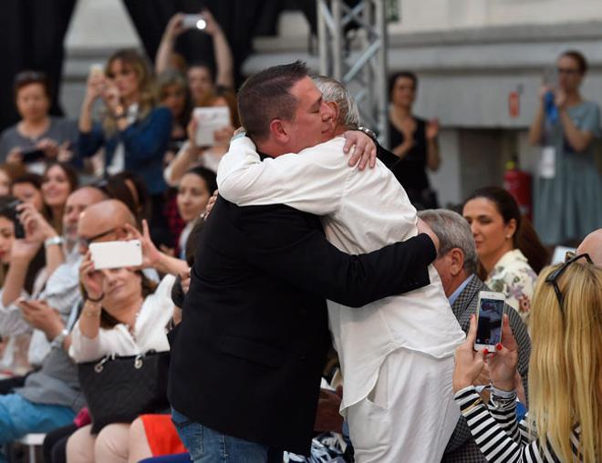 Elio Berhanyer y Hannibal Laguna fundidos en un abrazo