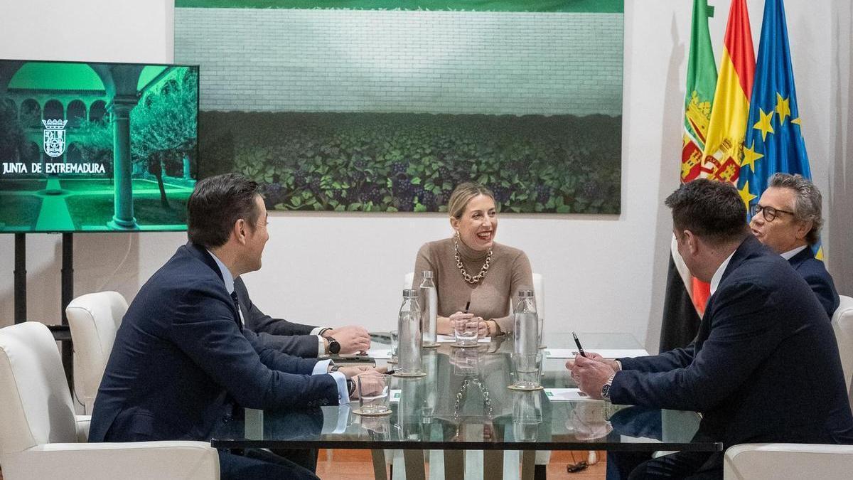María Guardiola, junto a responsables del grupo IMG, este jueves.