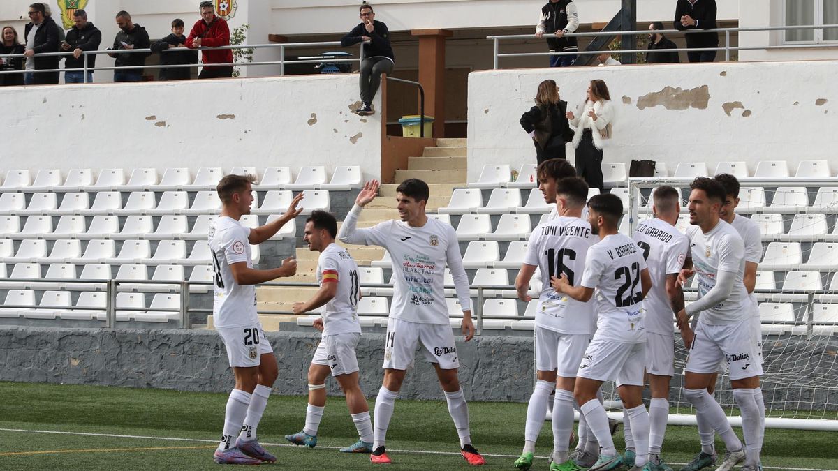 Todas las imágenes de la Peña Deportiva y el Alzira.