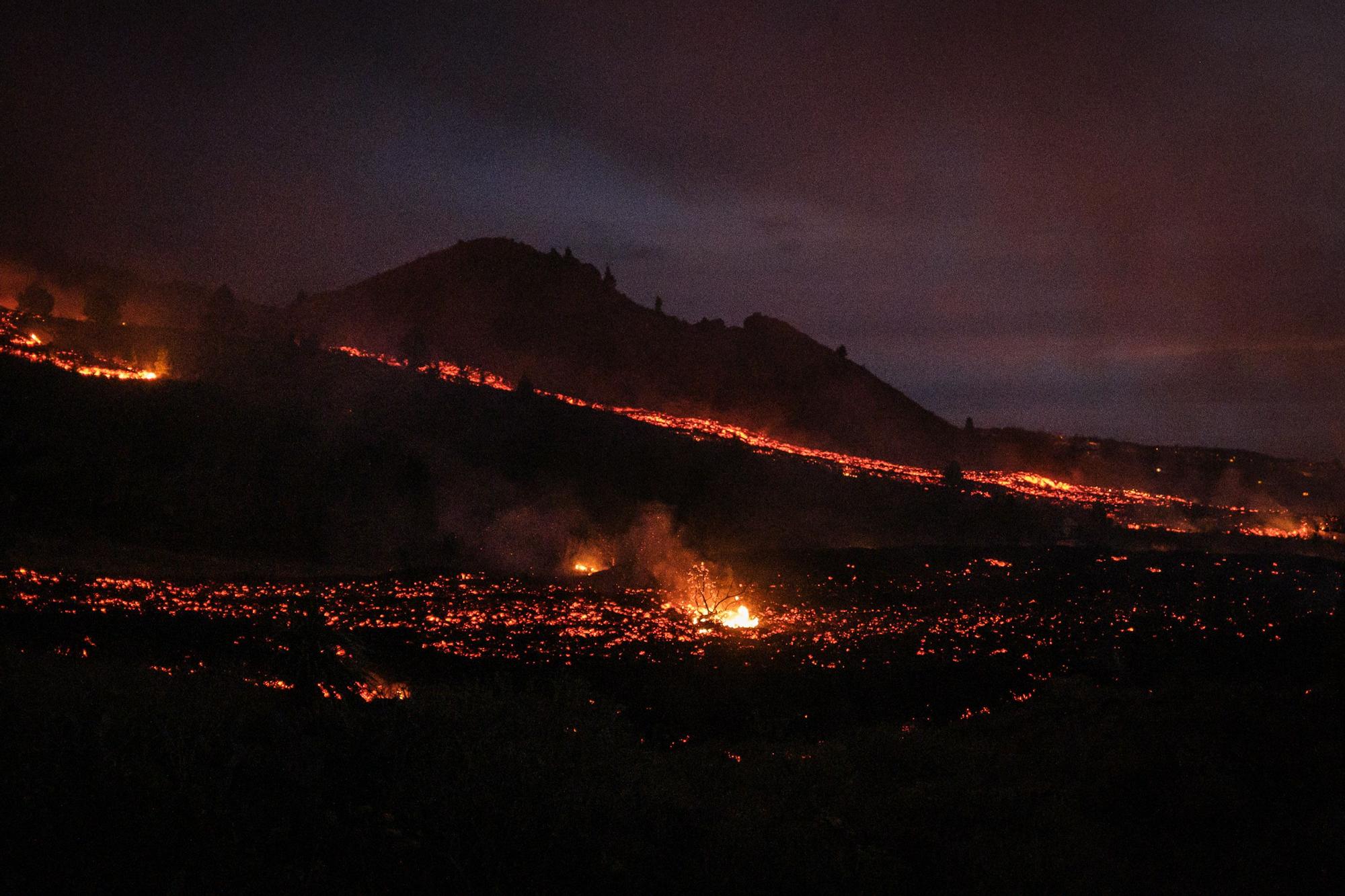 El espectáculo del volcán de La Palma al caer la noche