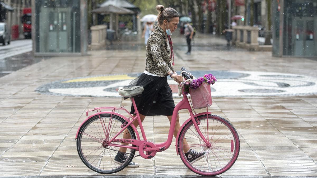 Una mujer ciclista en la Rambla de Barcelona.