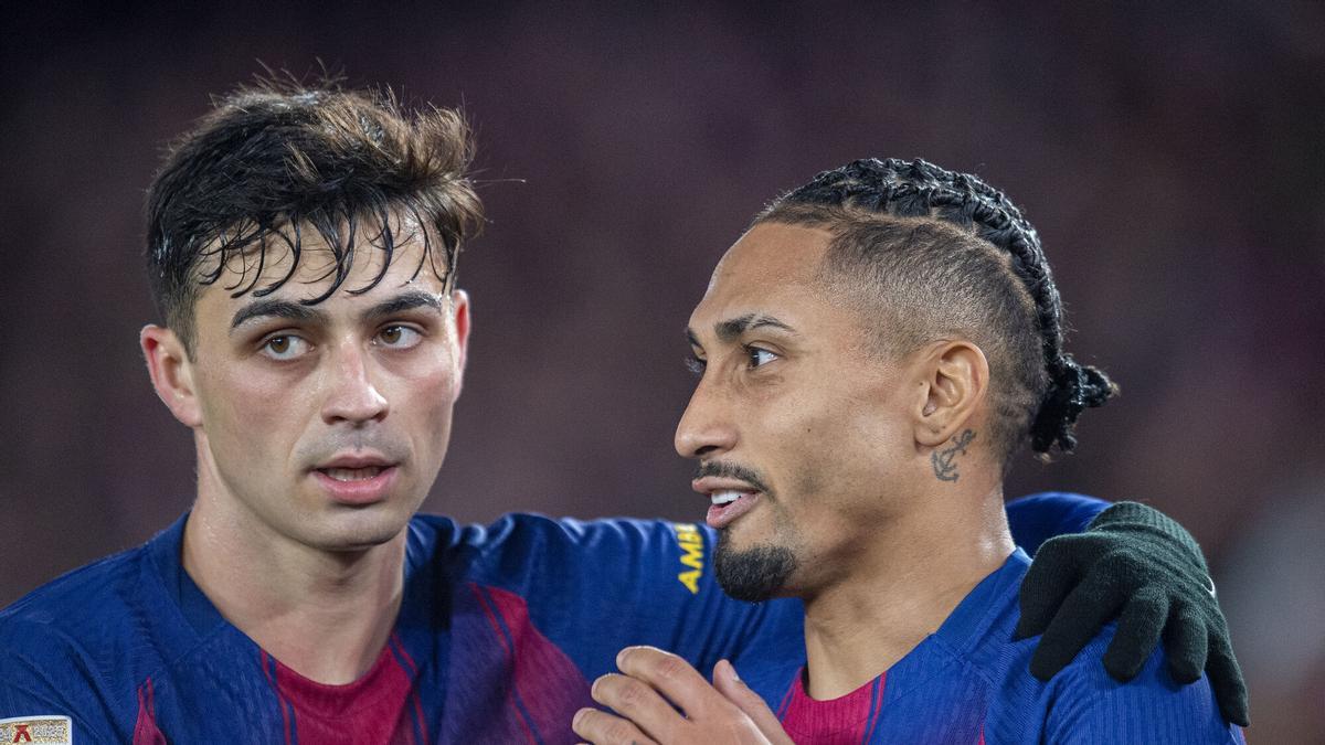 Raphinha, felicitado por Pedri celebrando el segundo gol ante Osasuna.
