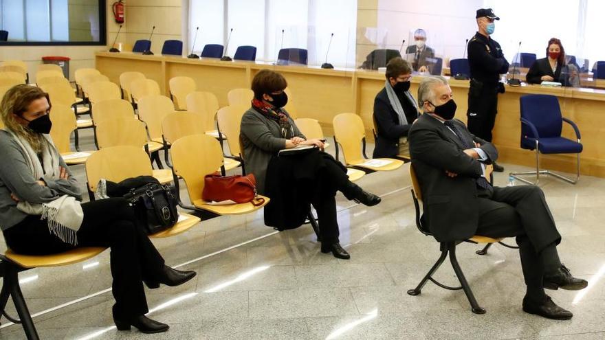 Luis Bárcenas, en el banquillo de los acusados durante el juicio de los &quot;papeles de Bárcenas&quot;.