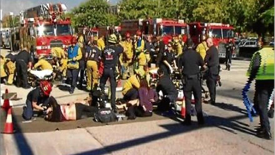 Els bombers van fer una primera assistència als ferits en el tiroteig a Califòrnia.