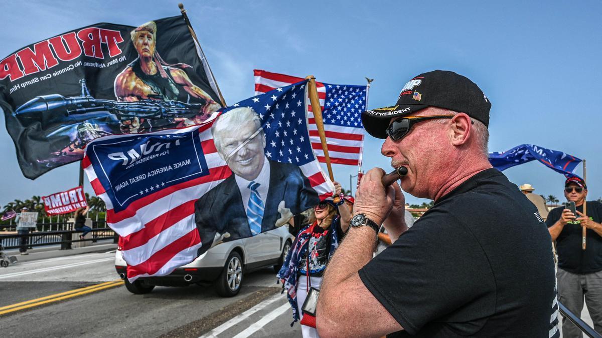 Seguidores de Trump cerca de su residencia de Florida.