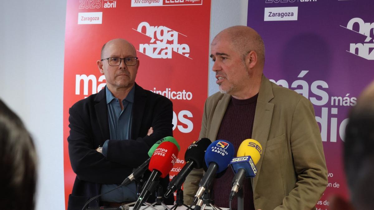 Unai Sordo atiende a los medios de comunicación ante la mirada de Manuel Pina.