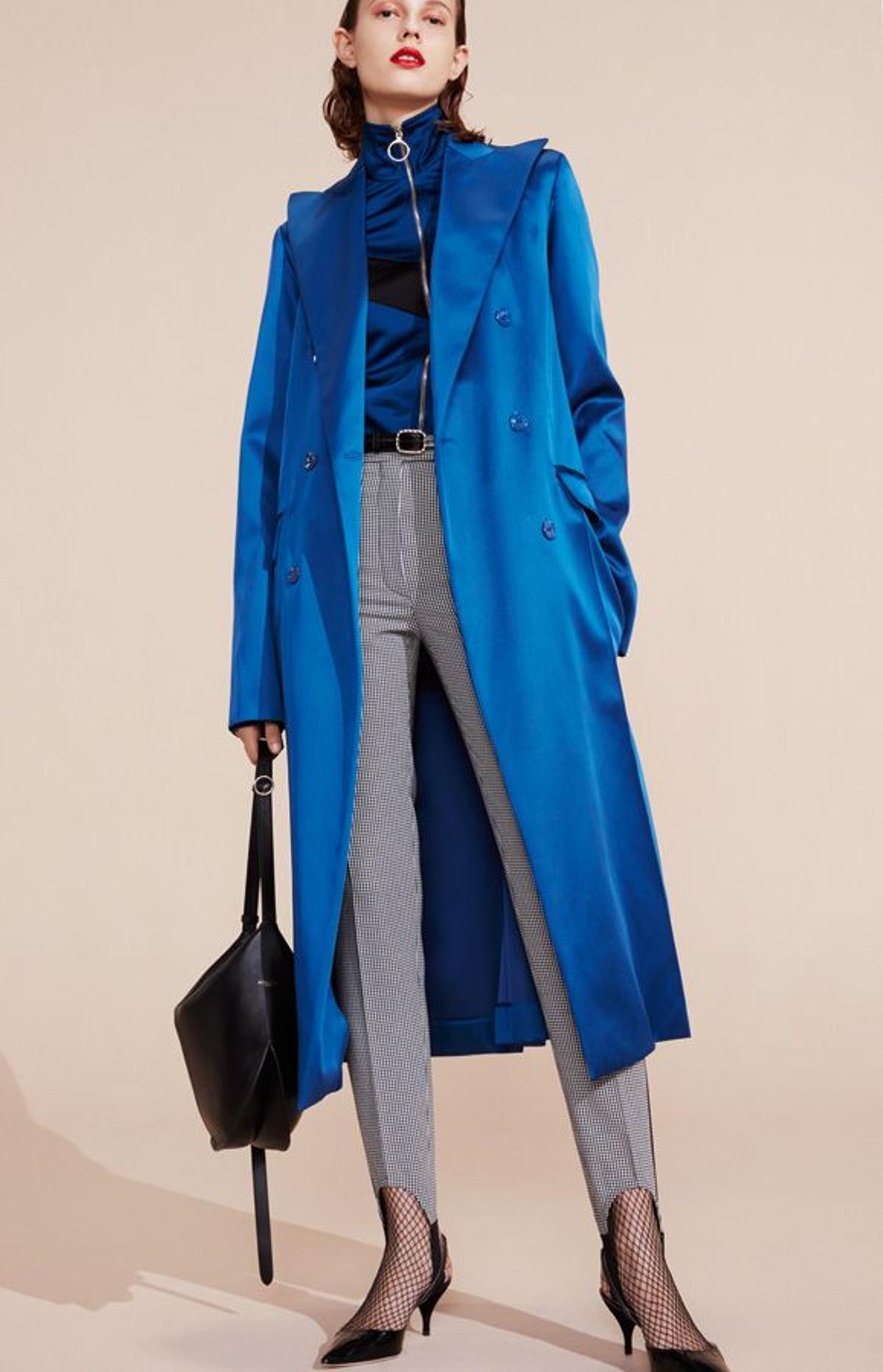 Nina Ricci pre-colección primavera 2017: gabardina en azul klein