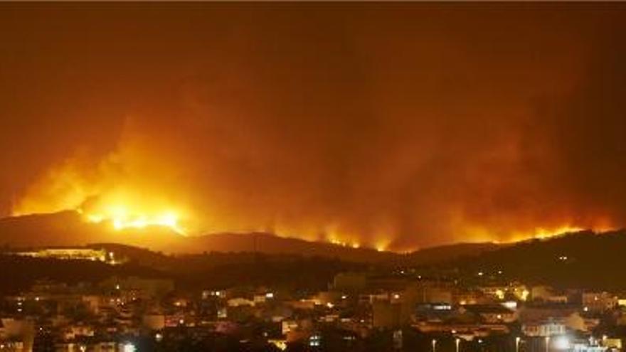 El incendio de Chulilla visto desde la Pobla de Vallbona, a 40 km, a las 22.15 horas del domingo.