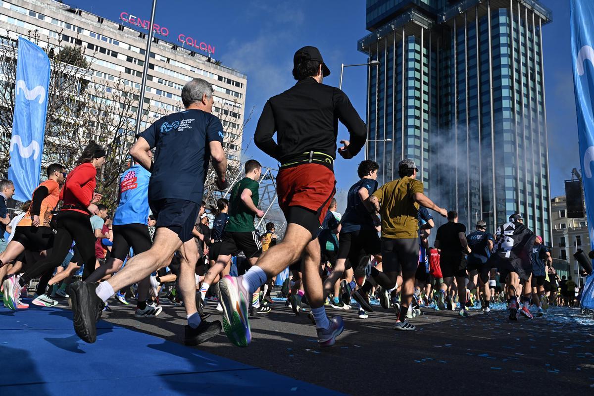 Los corredores toman la salida en el Medio Maratón de Madrid este domingo.