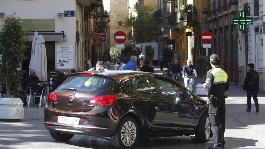 La peatonalización de Serranos reduce de 5.000 a 300 el número de coches