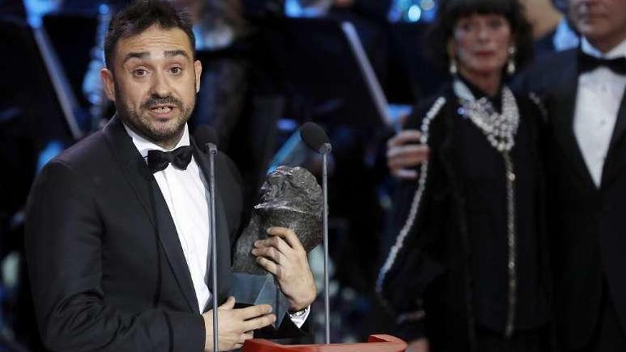 J. A. Bayona recoge su premio a mejor director.