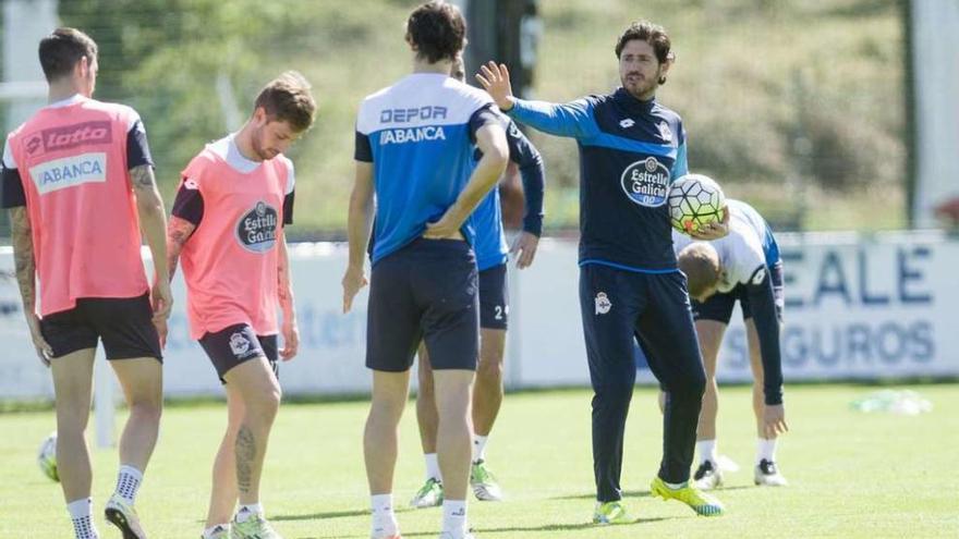 Víctor Sánchez da instrucciones a los jugadores durante un entrenamiento esta temporada.