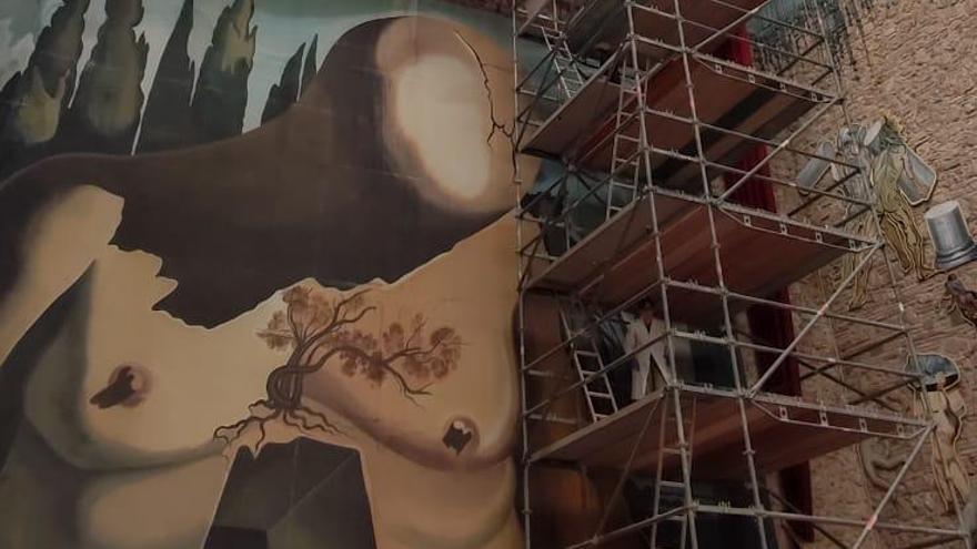 Neteja del teló «Laberint» i el seu cortinatge, al Teatre-Museu Dalí de Figueres