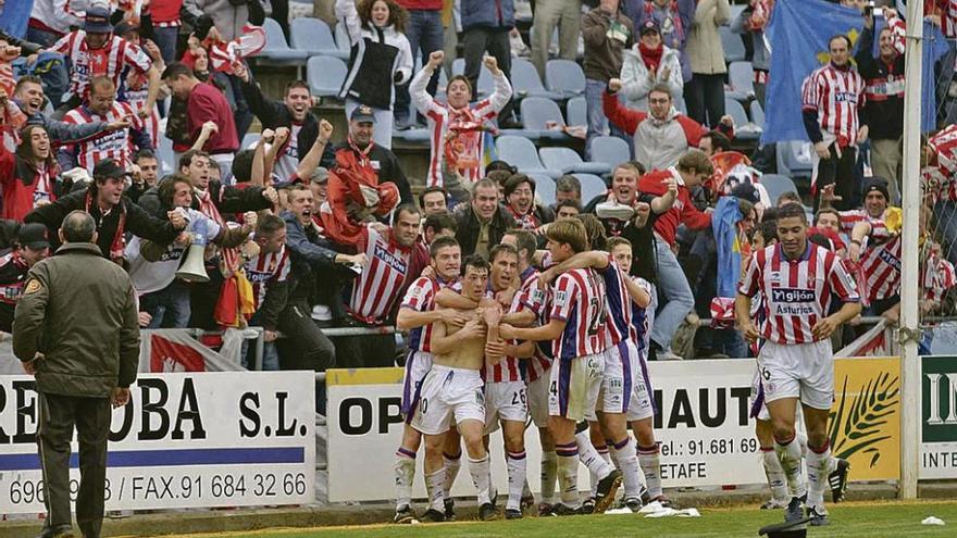 Los jugadores rojiblancos celebran el gol de Rubén Suárez en el Coliseum en la temporada 2003-04.