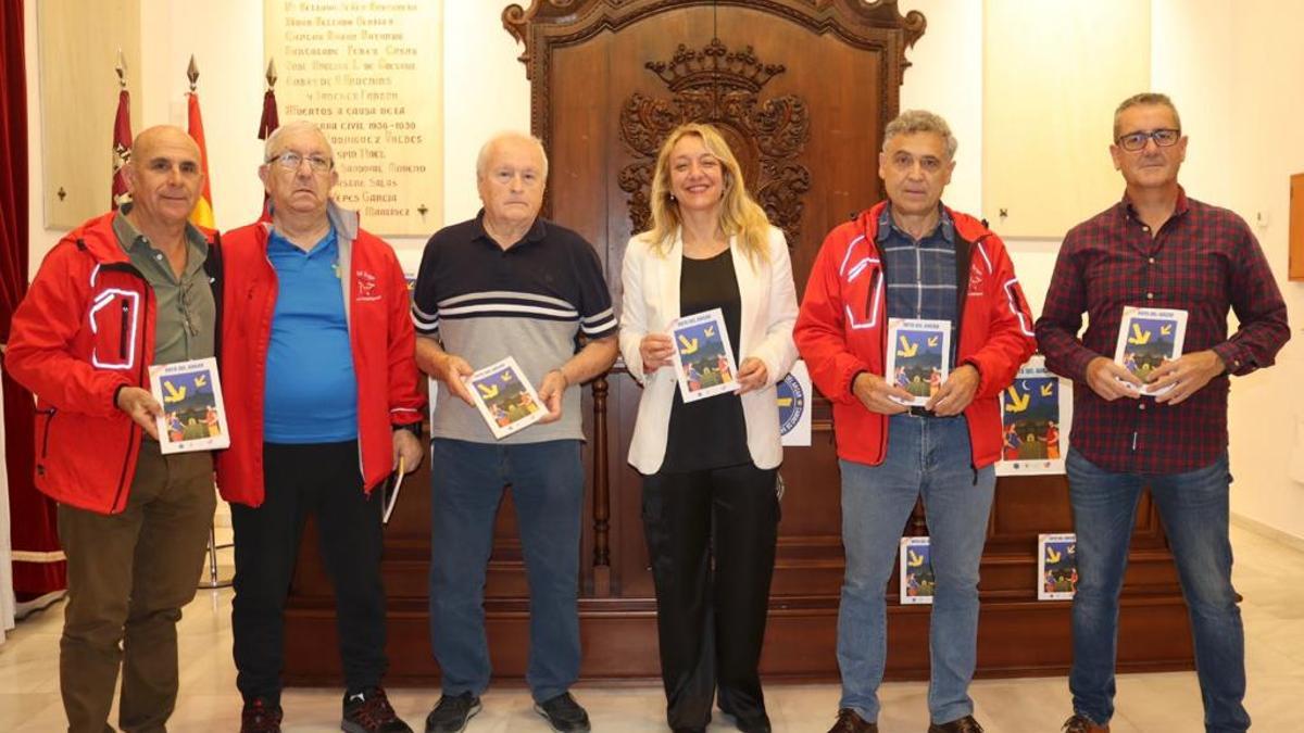 La edil de Turismo, María Ángeles Mazuecos, centro, durante la presentación de la nueva guía.