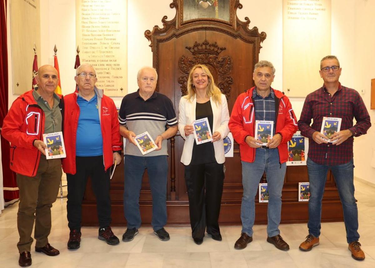 La edil de Turismo, María Ángeles Mazuecos, centro, durante la presentación de la nueva guía.