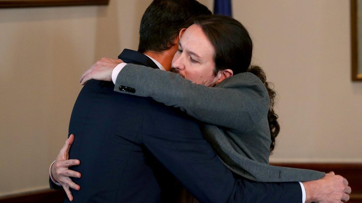 Abrazo de Pedro Sánchez y Pablo Iglesias tras firmar el acuerdo de gobierno.