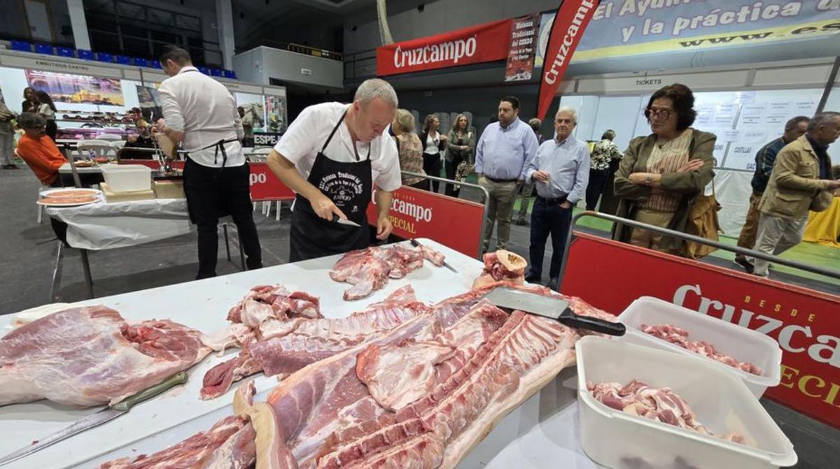 Despiece del cerdo, ayer durante la Fiesta de la Matanza.