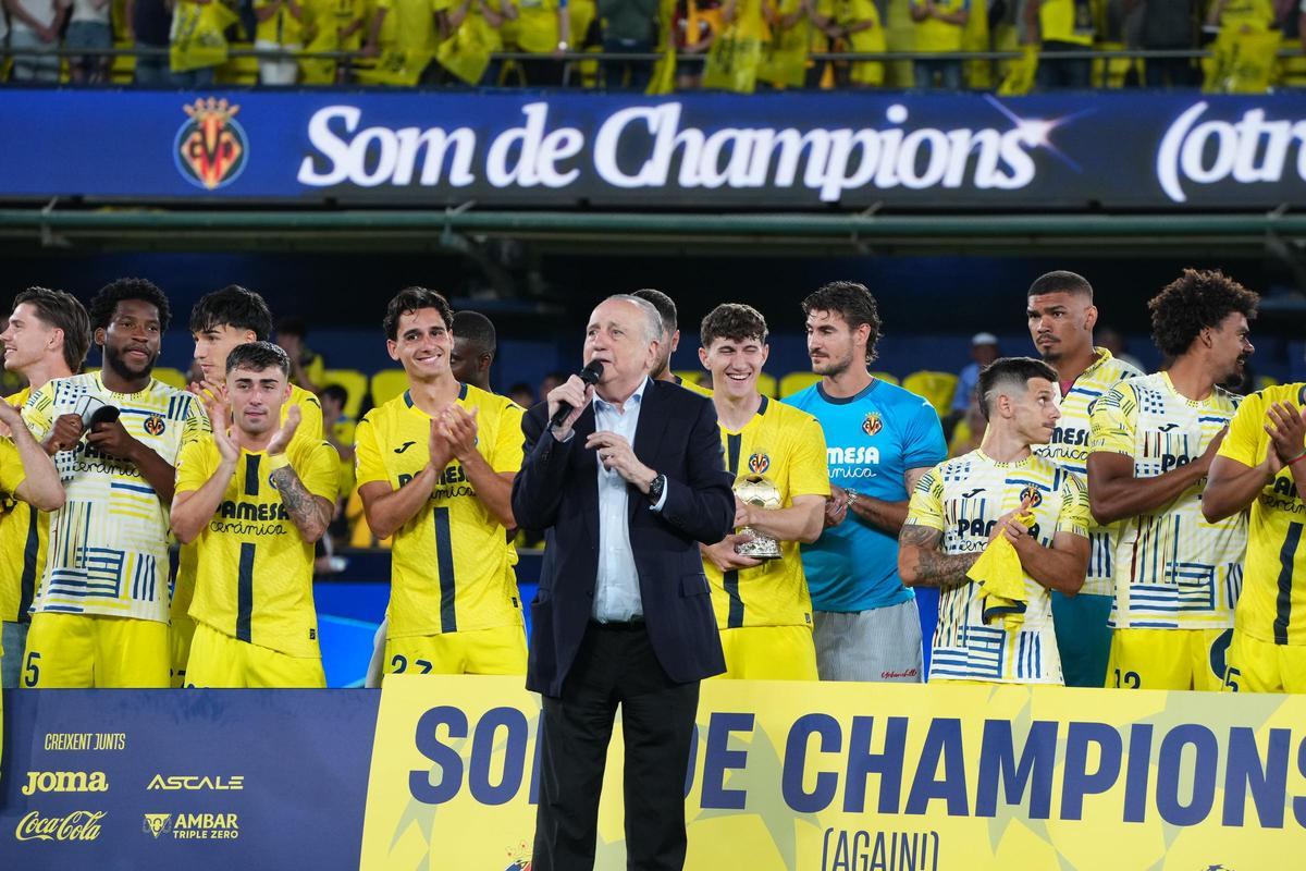 El Villarreal ha celebrado la 3ª posición, la clasificación para la Champions y ha homenajeado a Marcelino, Parejo y Pedraza en la última jornada de LaLiga, con Fernando Roig felicitando a los protagonistas.