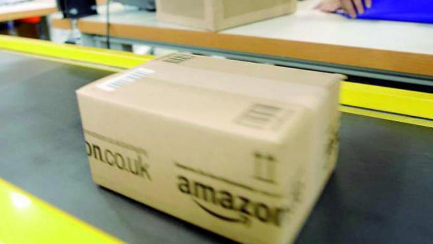 Un paquete de Amazon en proceso de envío.