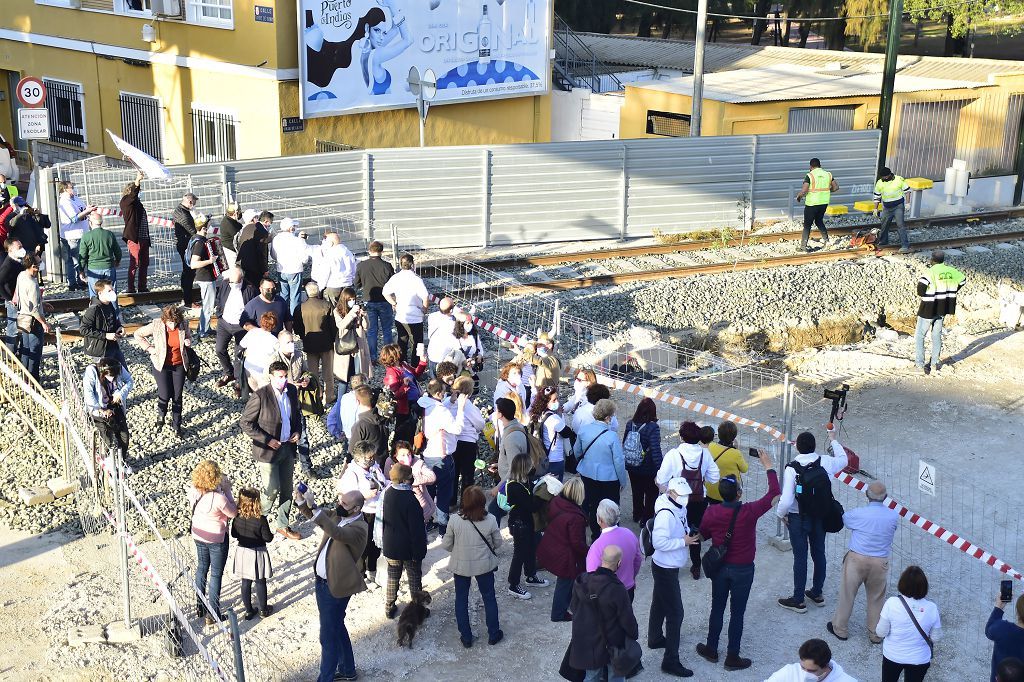 Los vecinos de las vías, celebran su primer viaje en el nuevo tren soterrado