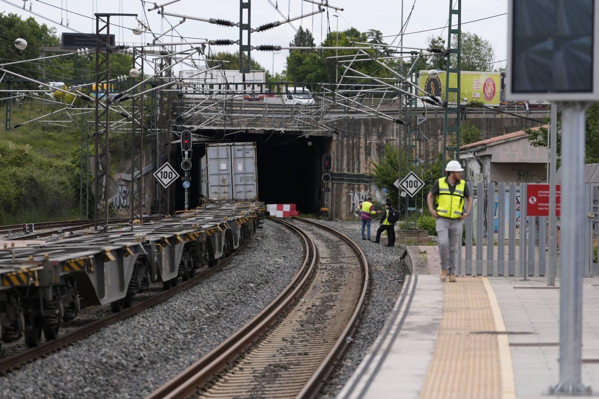 El descarrilament d’un tren de mercaderies a Rubí talla la circulació de l’R8 fins a Cerdanyola