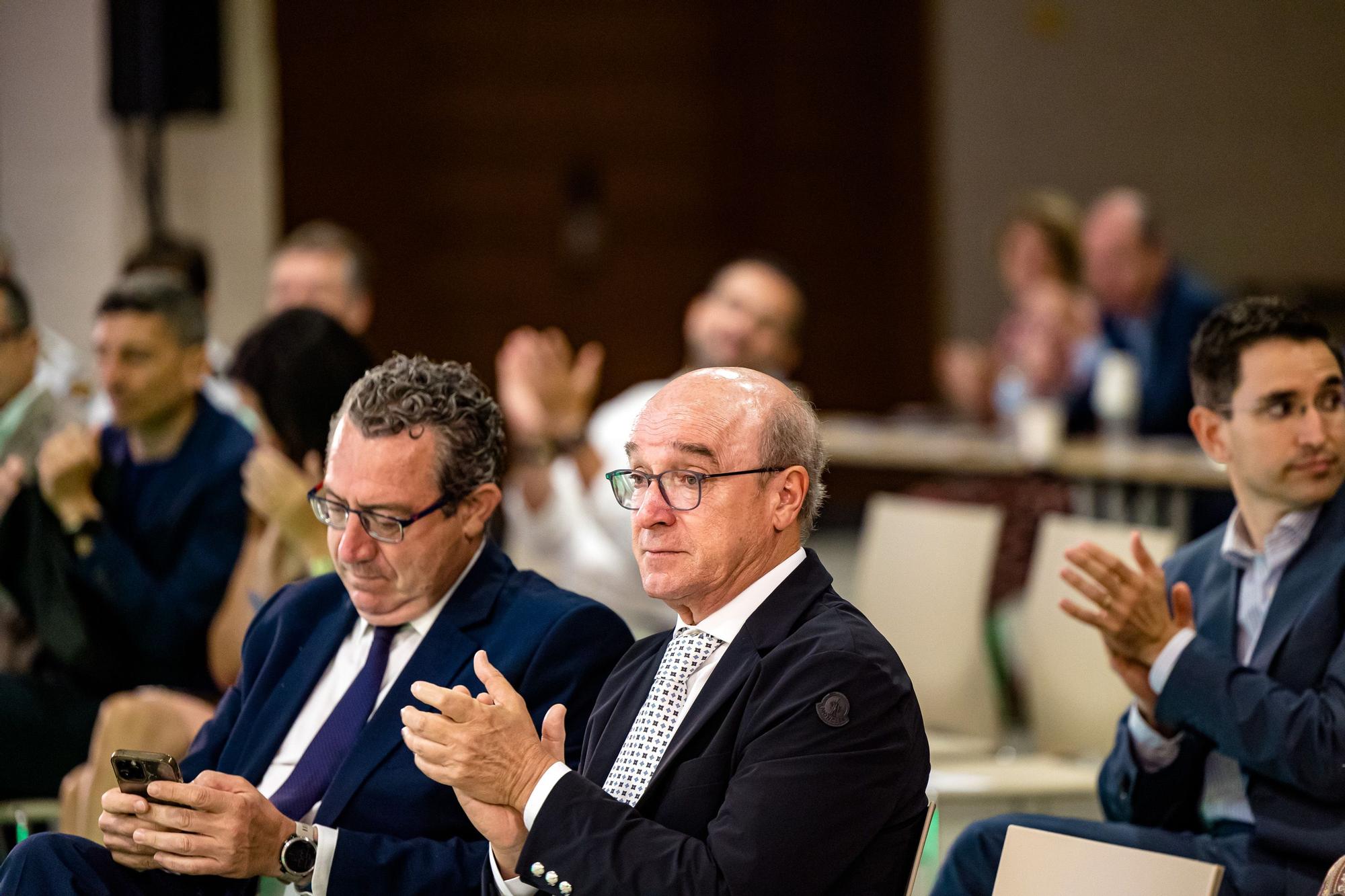 Algunos conocían la noticia y otros la han conocido durante el tradicional discurso. Toni Mayor, presidente de Hosbec, dejará de serlo tras 14 años en el cargo. Mayor lo ha anunciado antes un auditorio lleno y durante la asamblea anual de la entidad turística celebrada este viernes en Benidorm.