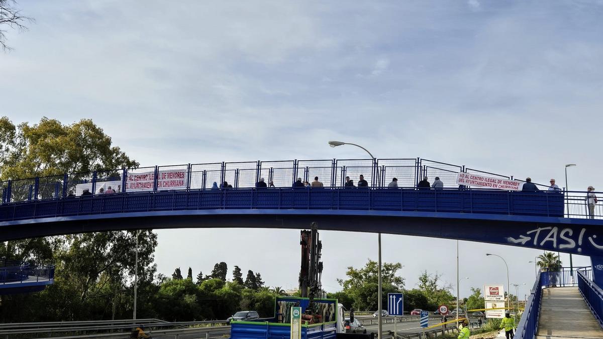 Imagen de la protesta de los vecinos de El Olivar, el día 29, contra el centro de menores de Churriana, que irá en su urbanización.