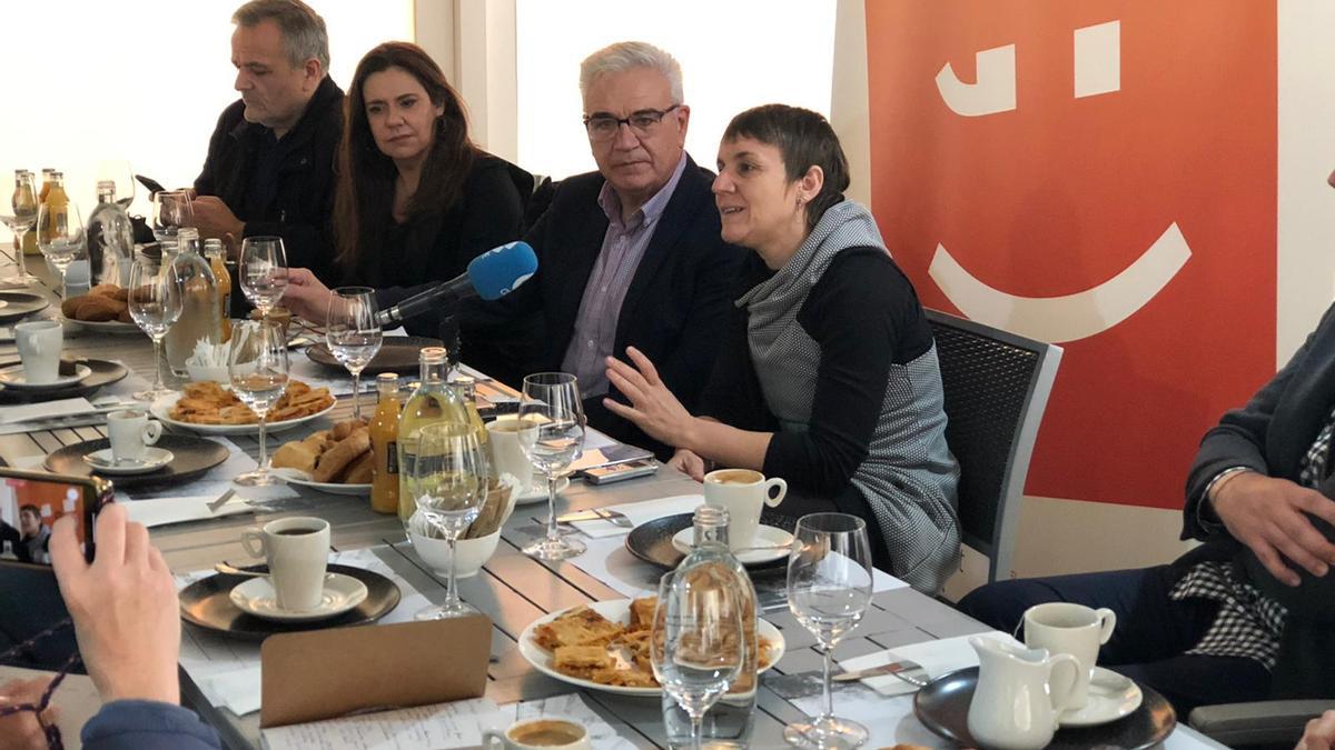 La portavoz de Compromís en Les Corts Valencianes, Papi Robles, interviene durante un desayuno con la prensa, este viernes en Castelló
