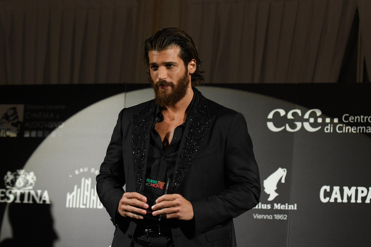Can Yaman en un evento en Italia
