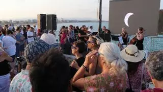Entre aplausos y lágrimas de emoción: Así han disfrutado más de 3.000 personas la fiesta del eclipse en el Port de Sagunt