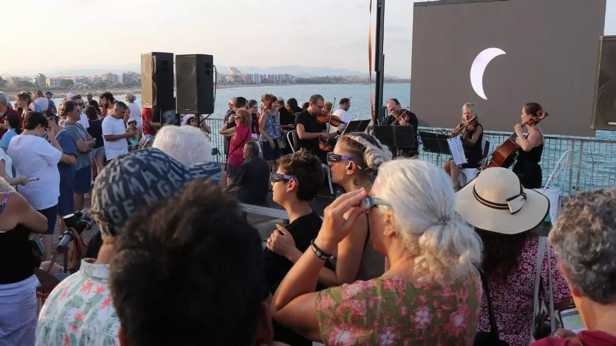 Entre aplausos y lágrimas de emoción: Así han disfrutado más de 3.000 personas la fiesta del eclipse en el Port de Sagunt