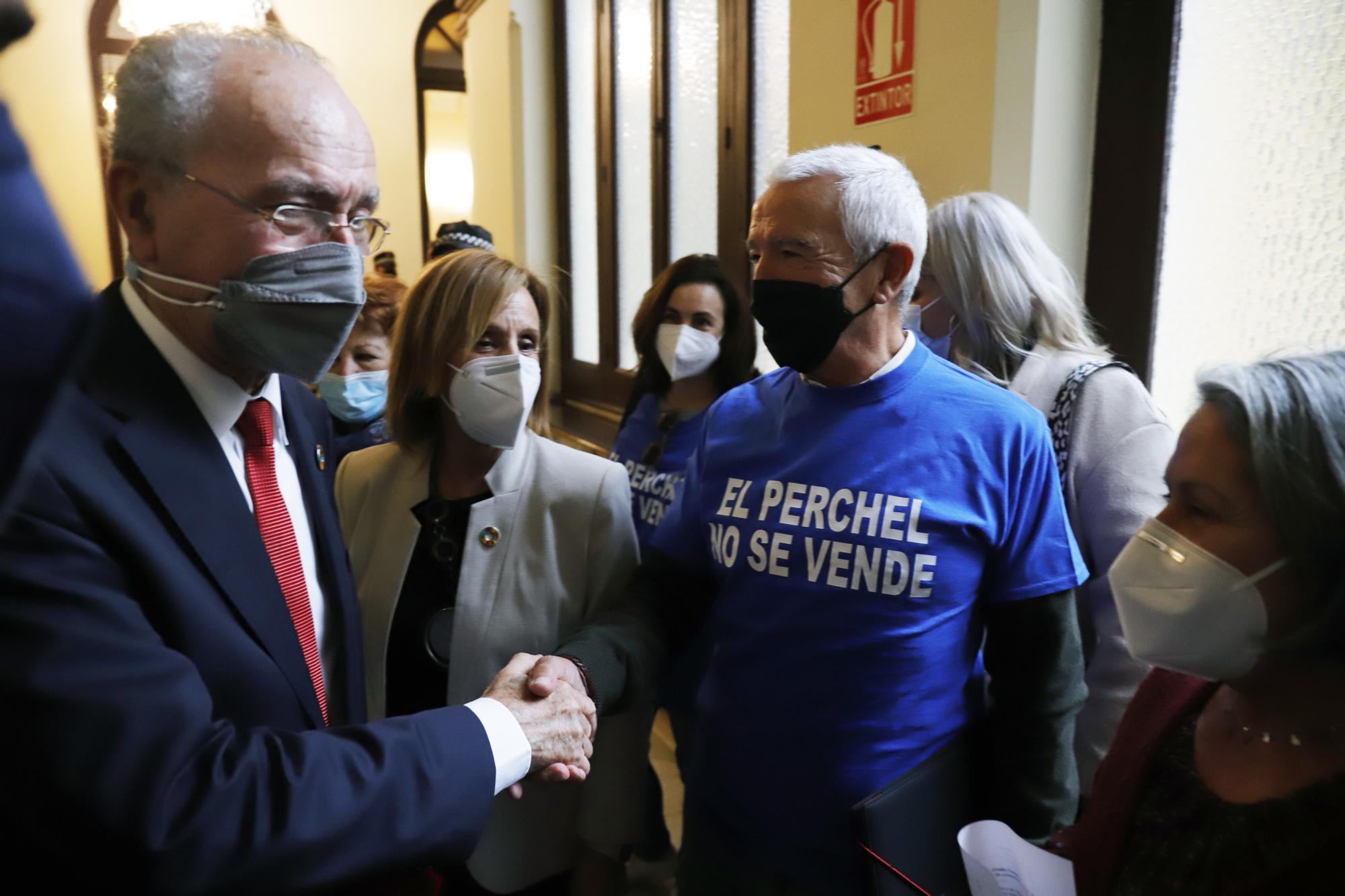 Concentración de los vecinos del Perchel frente al Ayuntamiento de Málaga