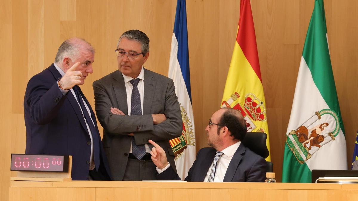 Francisco Salado atiende a Manuel Marmolejo, durante el Pleno de la Diputación.