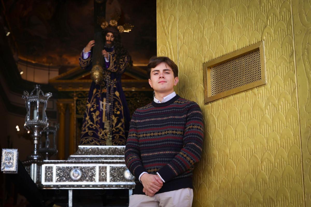 Gonzalo Escrig Molina, clavario del año, a las puertas de la ermita de la Sang.