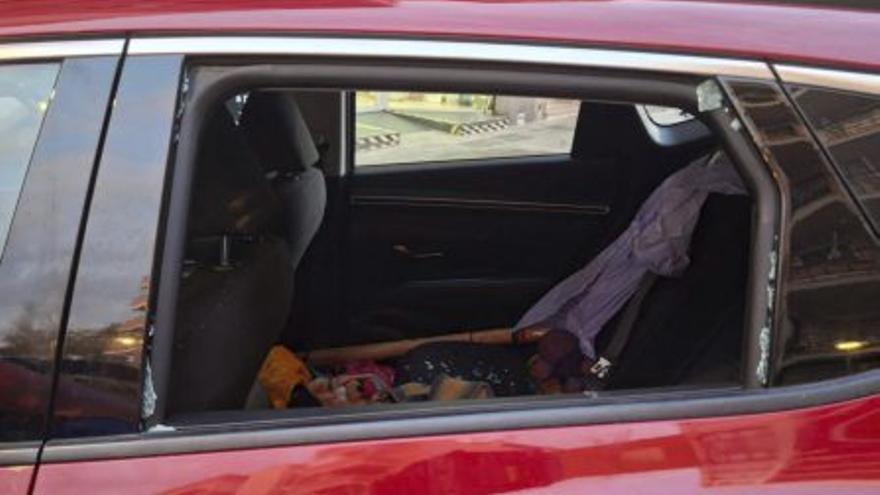 Uno de los coches desvalijados. | FLIPAU AMB PERE GARAU