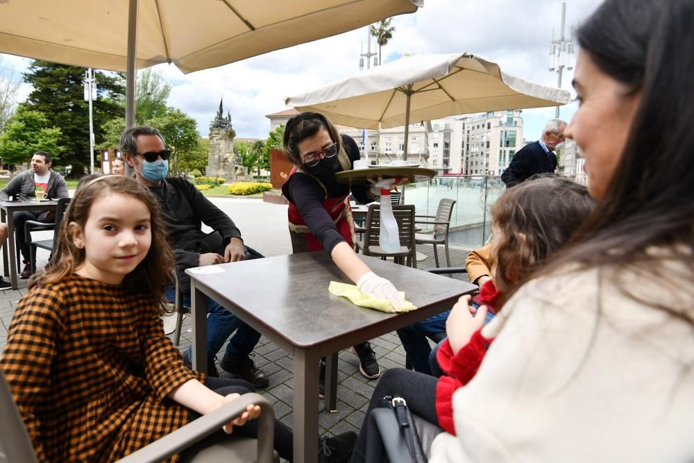 Terrazas, compras, gestiones, paseos... así vive Pontevedra la Fase 1 de la desescalada