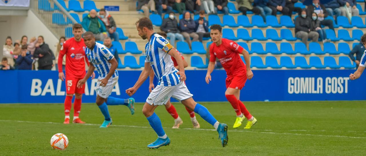 Canario se prepara para tirar un penalti, en el partido del pasado domingo frente al Alcoyano.