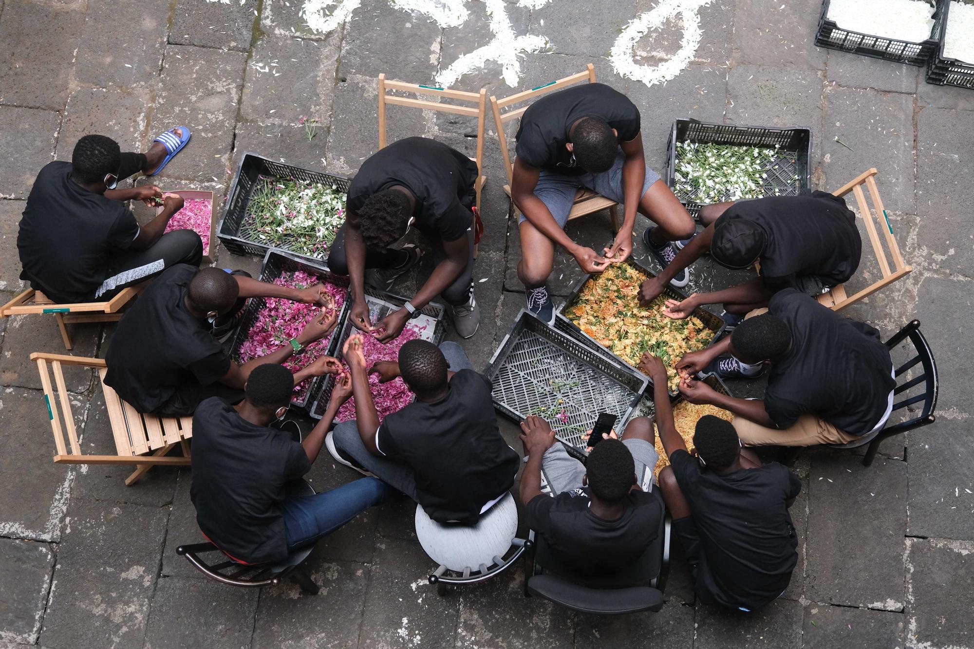 Taller con jóvenes inmigrantes organizado por la Asociación de Alfombristas de La Orotava