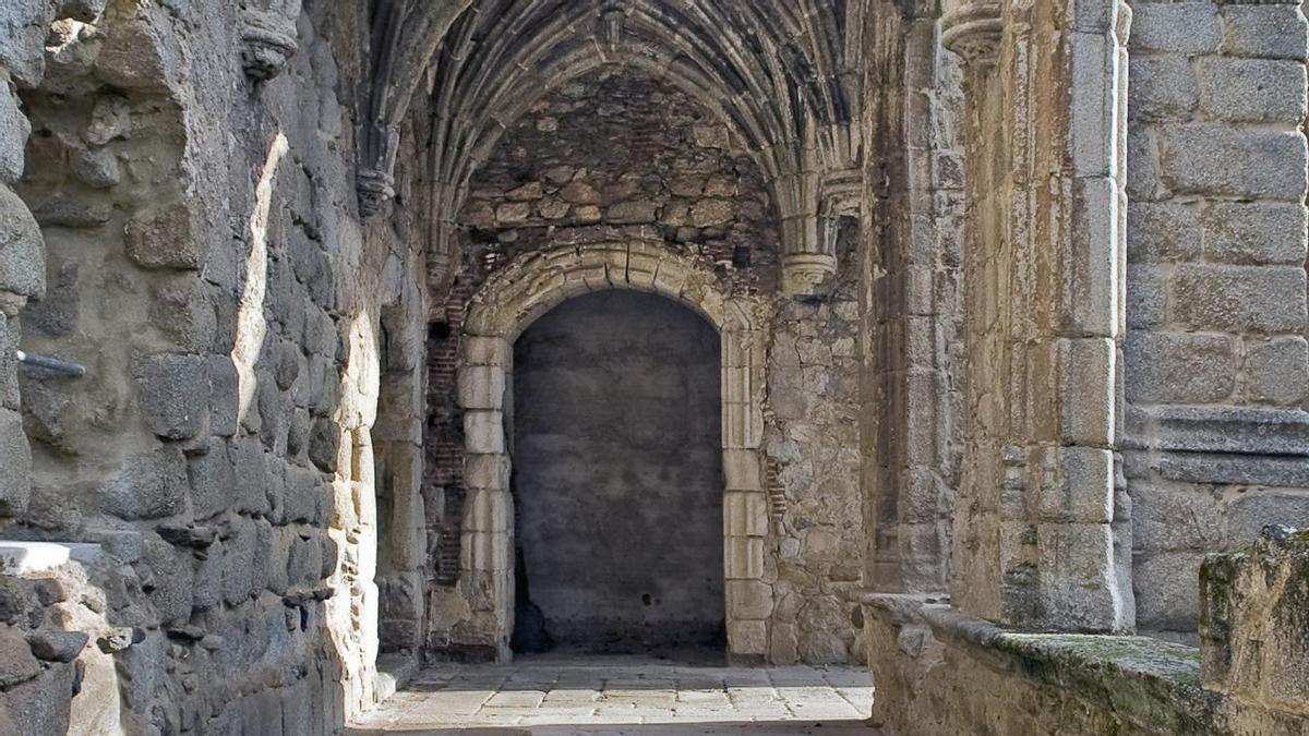 eL monasterio de Santa María la Real de Valdeiglesias se encuentra en Pelayos de la Presa.