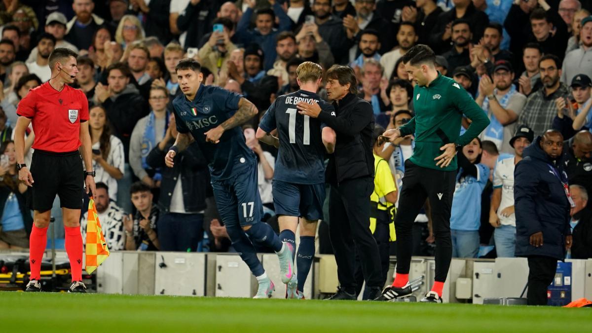 El City de Haaland y de Doku aprovecharon una roja para llevarse los 3 puntos